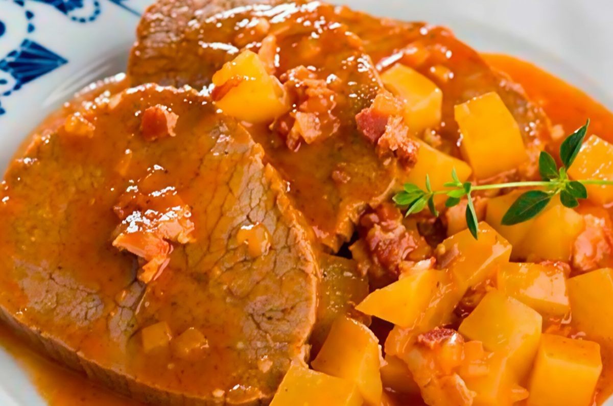 Cuete de res mechado en salsa roja con papas