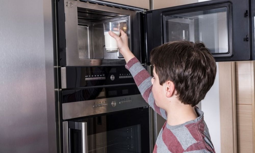 Es malo calentar la leche en el microondas