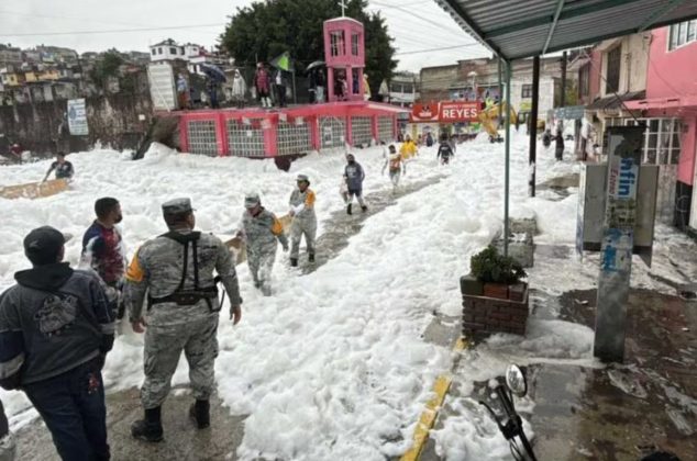 Espuma blanca que apareció en Naucalpan tras lluvias: ¿Qué es y por qué es peligrosa?