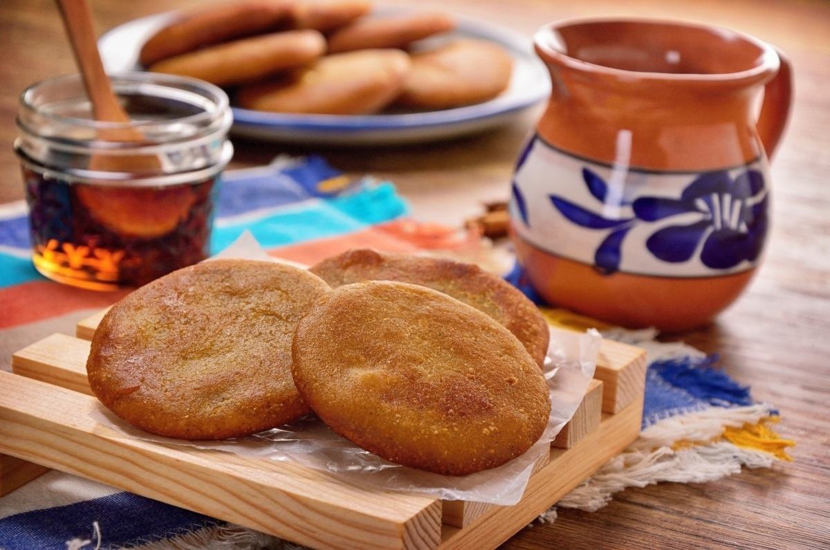 Gorditas de piloncillo y café de olla