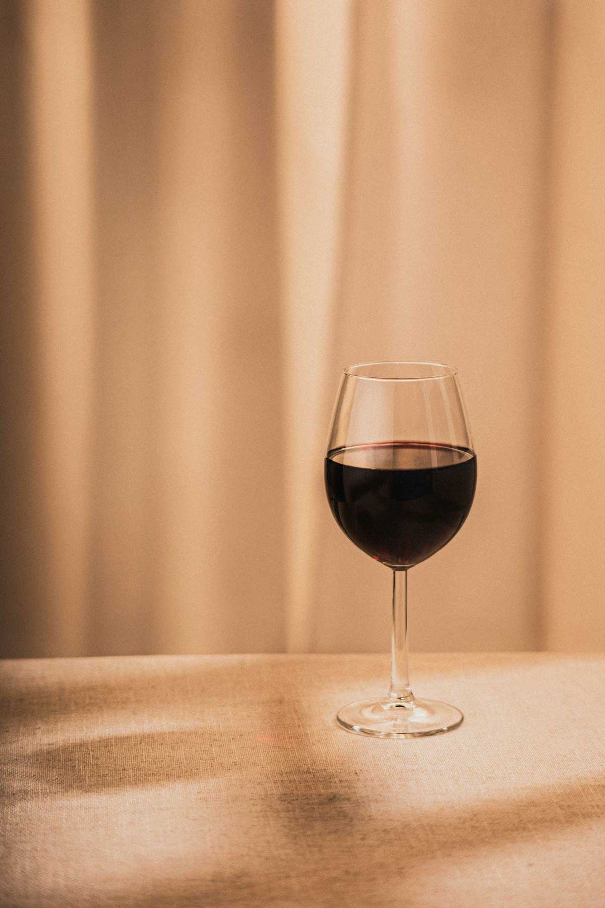 Los mejores vinos para acompañar tus comidas: guía práctica para maridar tus recetas favoritas