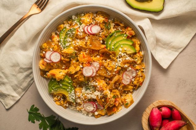 Así se hacen las migas mexicanas con huevito y toda la sazón del hogar