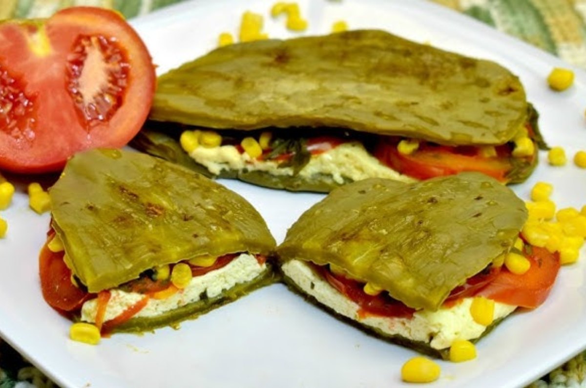 Receta de nopal empapelado relleno de queso con rajas y elotes