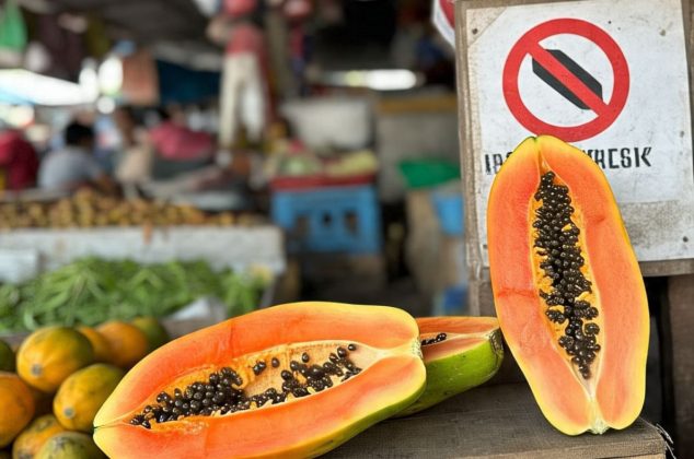 Esta es la razón por la cual NO debes comprar la papaya partida en el mercado