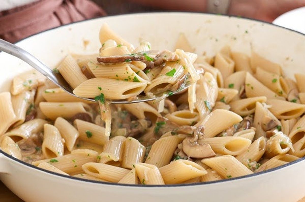 Pasta pluma con crema, champiñones, espinacas, carne de res y queso