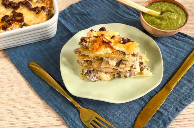 Receta de pastel de papa al horno con carne asada, ideal para compartir