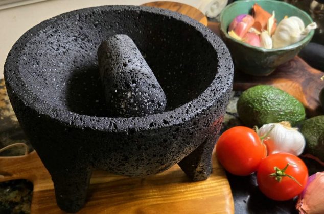 Los peligros de salud y alimentarias por no curar un molcajete nuevo