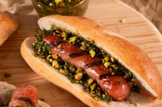 Choripán con chimichurri de pistache, ¡para celebrar a papá!