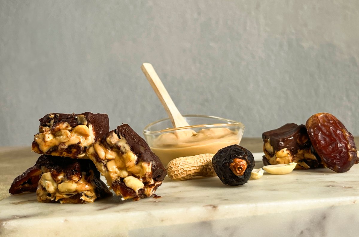 Receta de barritas saludables de Snickers ¡Sin horno!