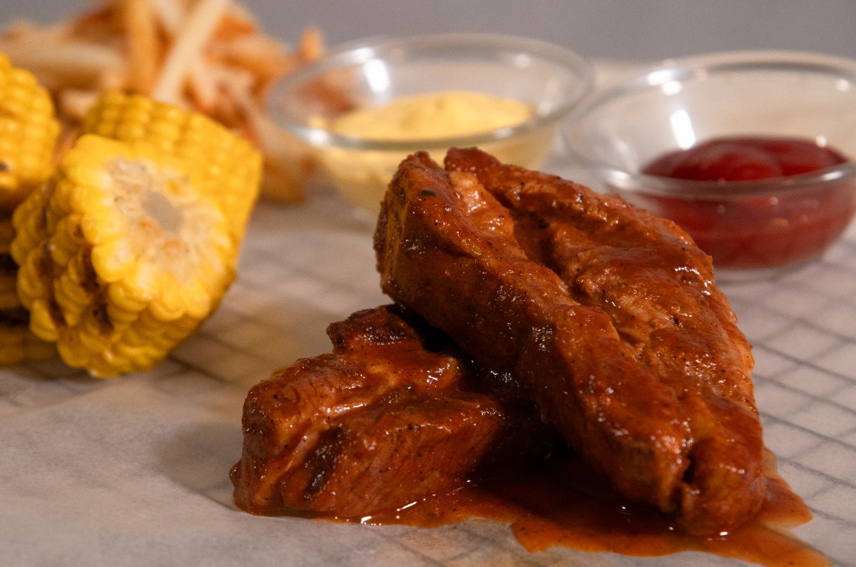 Descubre cómo preparar unas deliciosas costillas BBQ en estufa y usando una cazuela o sartén.