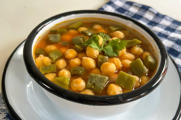 La más rica y deliciosa sopa de garbanzos con nopales
