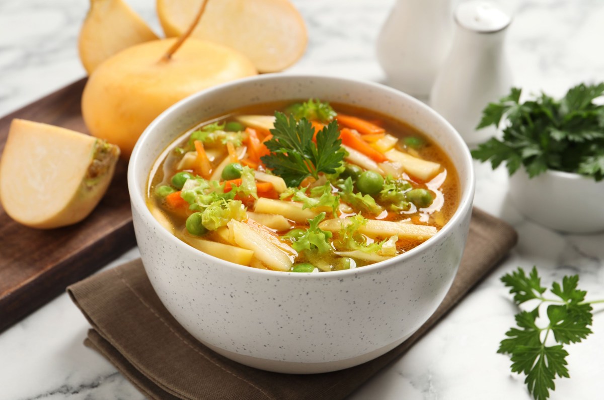 Receta de sopa diurética y adelgazante que te ayudará a perder hasta 4 kg