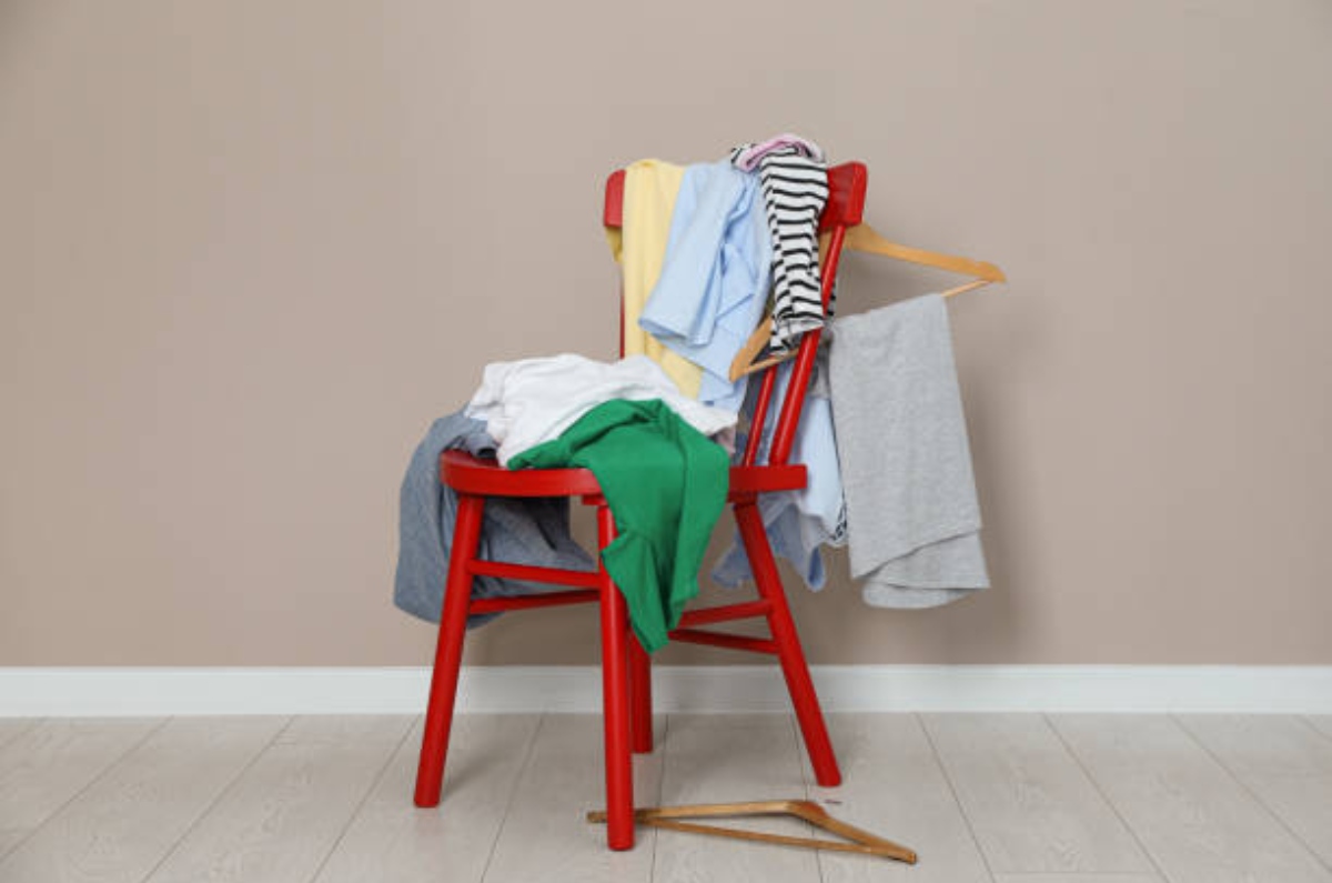 significado de silla llena de ropa