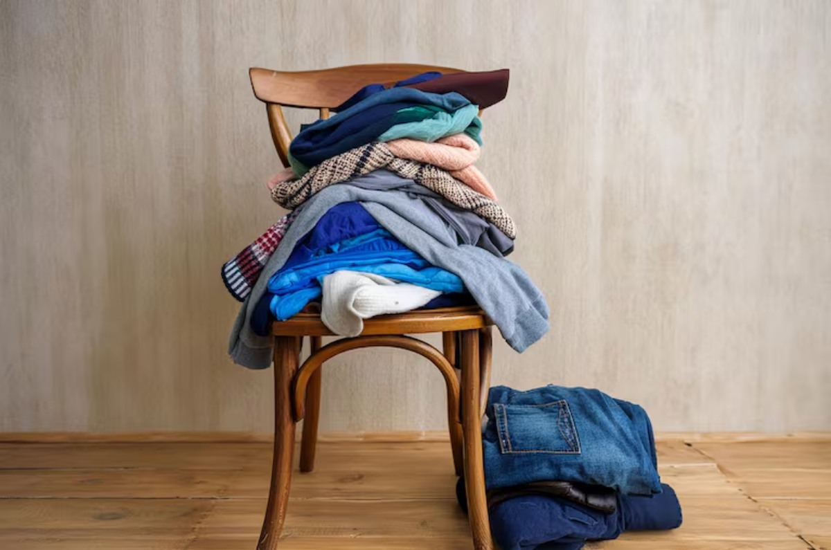 significado de silla llena de ropa