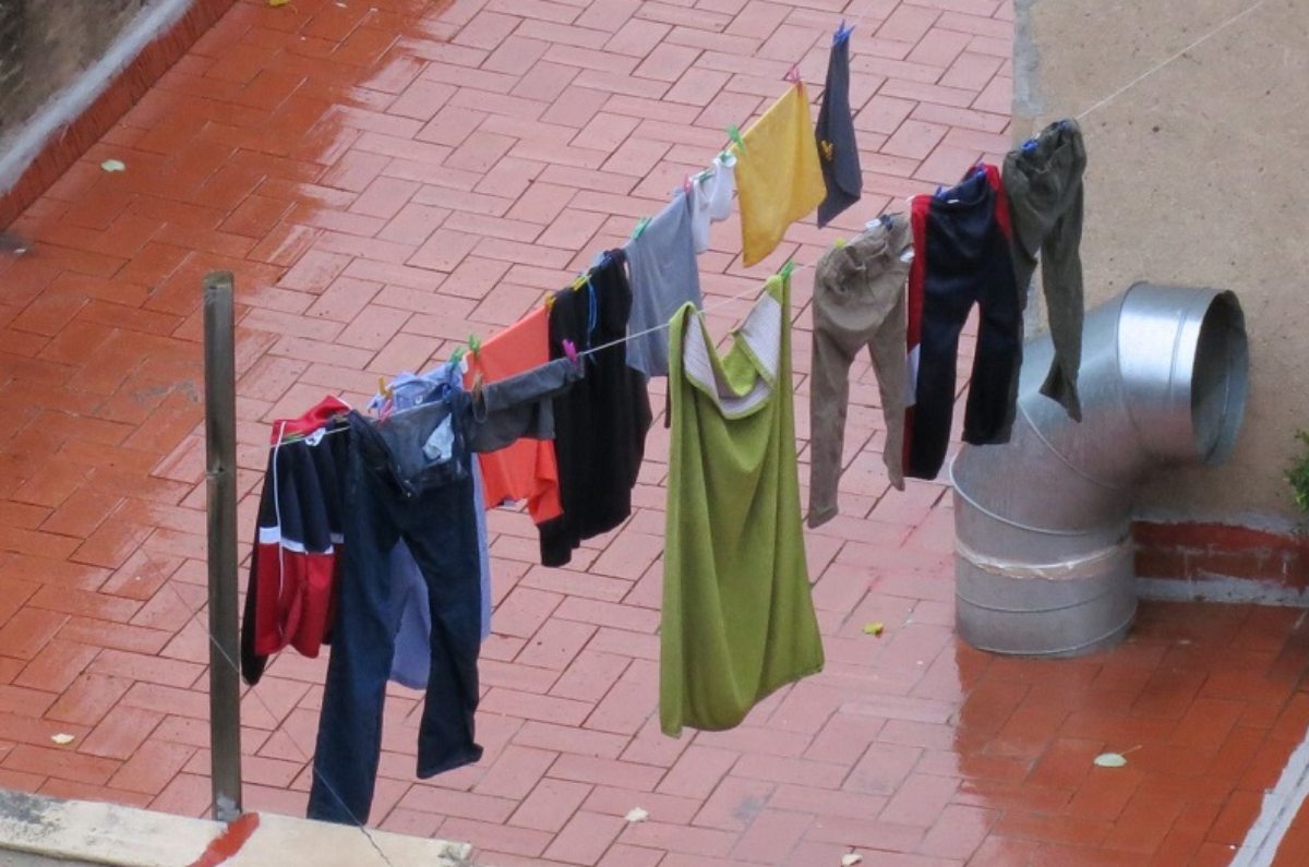 ¿Llueve y no se seca tu ropa? Estos 6 tips caseros te salvan de la humedad y el mal olor