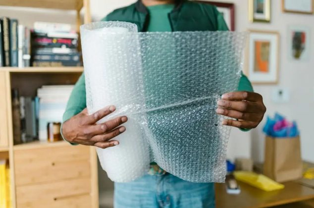 El truco casero con plástico burbuja que ayuda a calentar tu casa