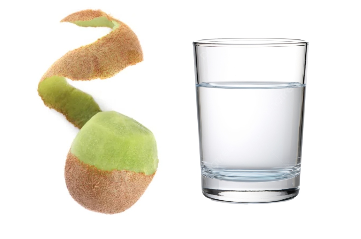 cáscara de kiwi en un vaso de agua