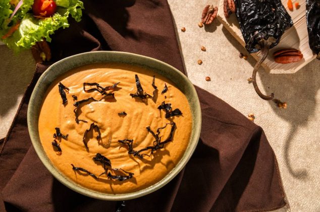 Receta casera de aderezo de chile pasilla con nuez y crema