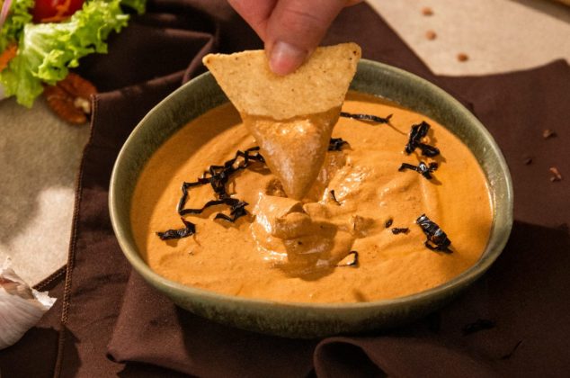 Receta de salsa de nuez con chile pasilla