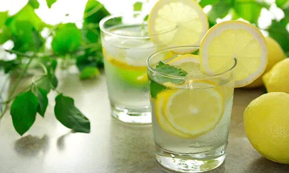 Agua caliente con limón en ayunas