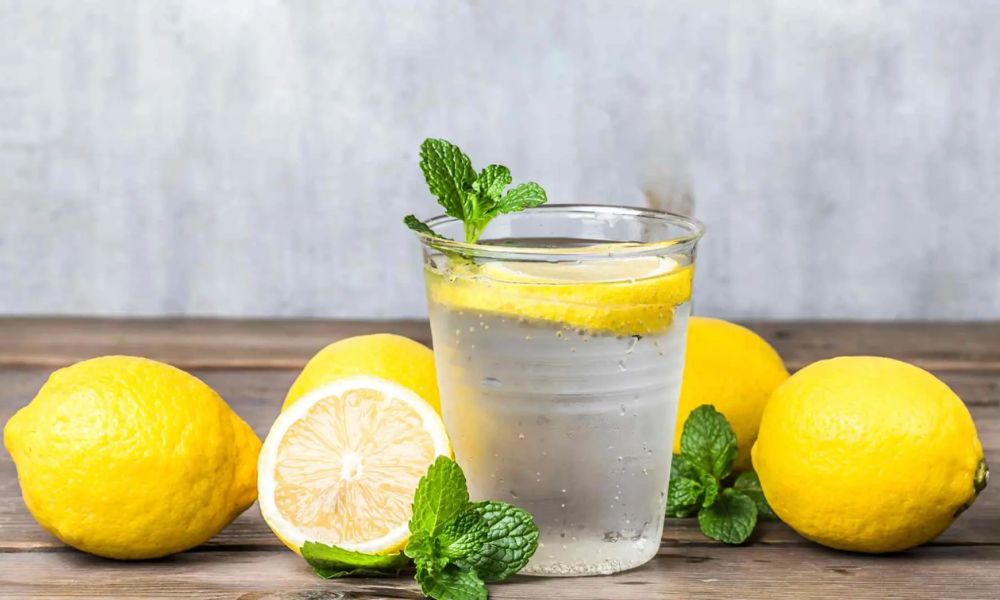 Agua caliente con limon para qué sirve