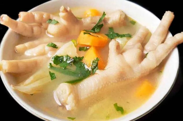 Este caldo con patas de pollo es muy saludable y aporta el doble de colágeno que los productos comerciales