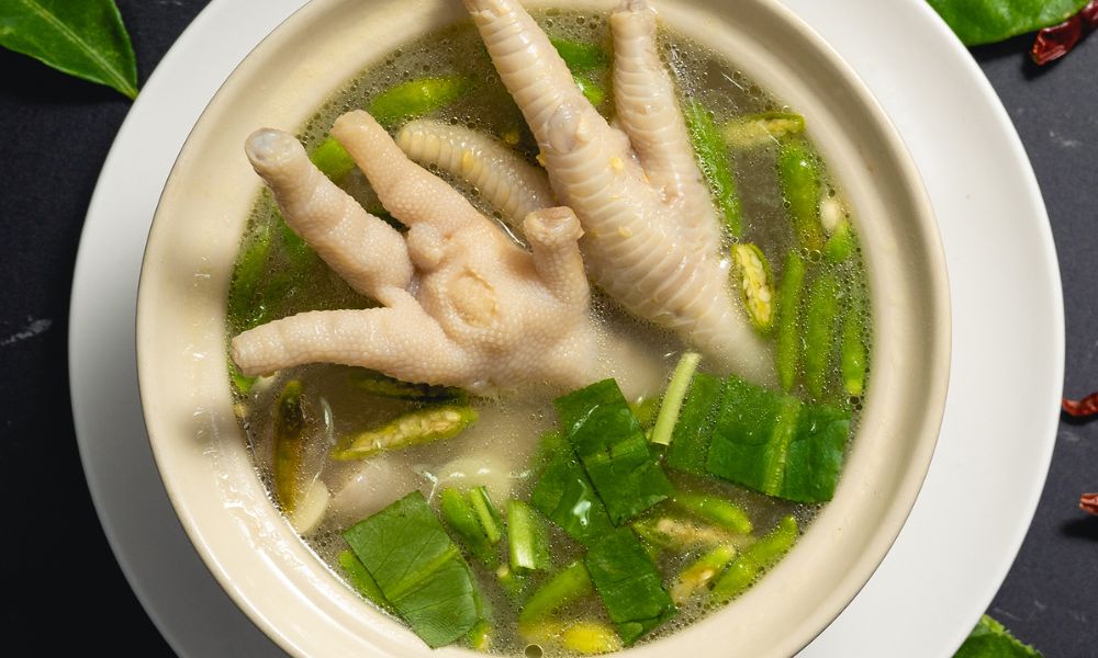 Caldo de patas de pollo receta de la abuela