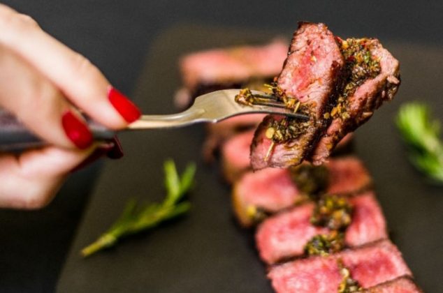 ¿Es peligroso consumir más de 500 gramos de carne roja a la semana? Expertos responden