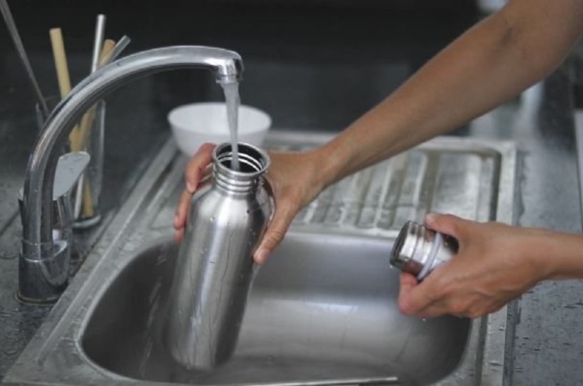 ¿El agua de tu termo nuevo sabe a metal? Tienes que curarlo y esta es la forma correcta