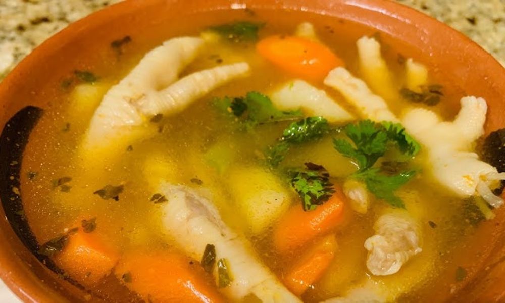 Cómo hacer caldo de patas de pollo para el colágeno