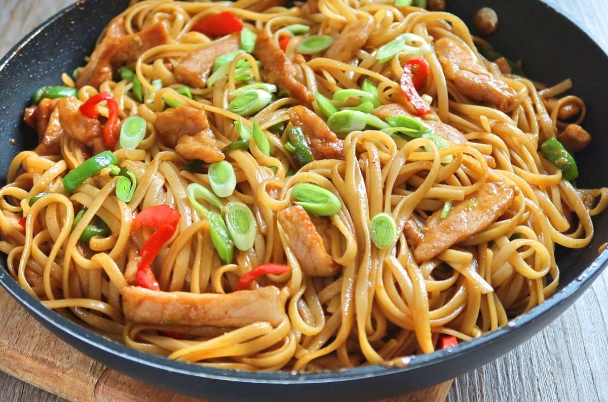 Fideos con rollitos de pollo