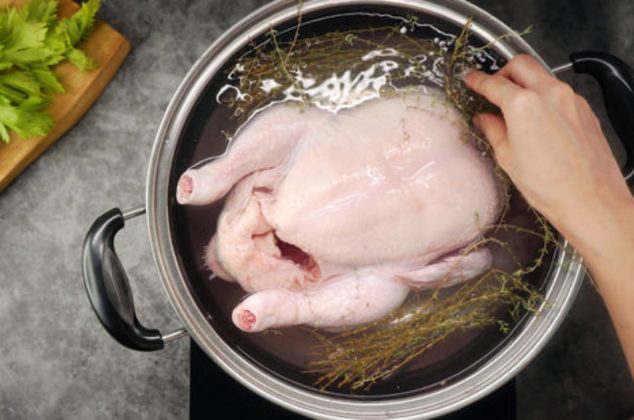 Por esta razón debes hervir el pollo con vinagre
