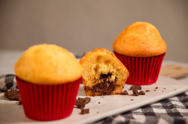 Cómo hacer mantecadas rellenas de chocolate en casa