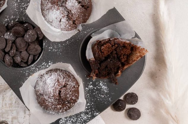 Muffins de chocolate caseros, receta fácil y esponjosa