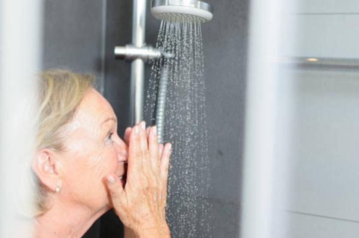 Por esta razón el agua de la regadera huele mal cuando llueve y cómo solucionarlo