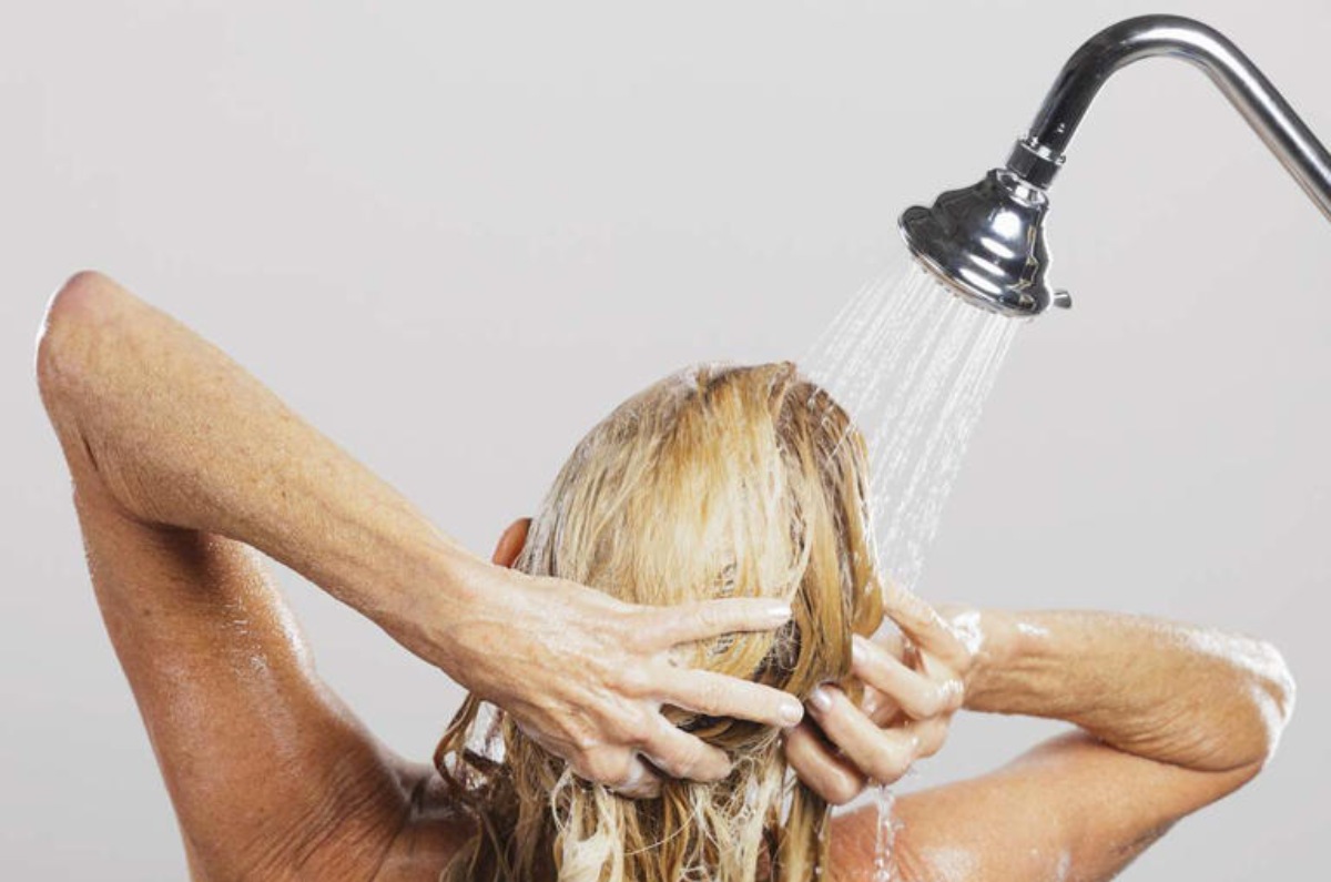 razones del agua con mal olor en la regadera