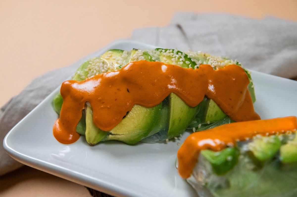 Receta de rollitos de verano con pollo y aguacate. Foto: Cocina Vital