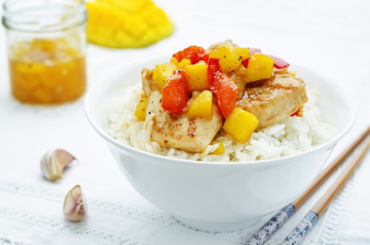 Salteado agridulce de pollo y mango