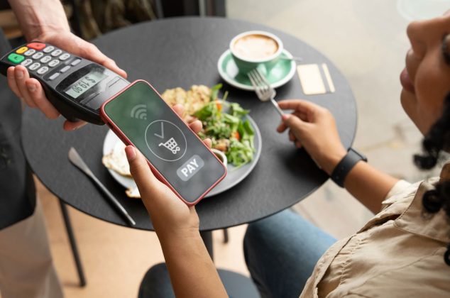 ¿Cómo instalar un sistema de cobros y pagos en un restaurante?