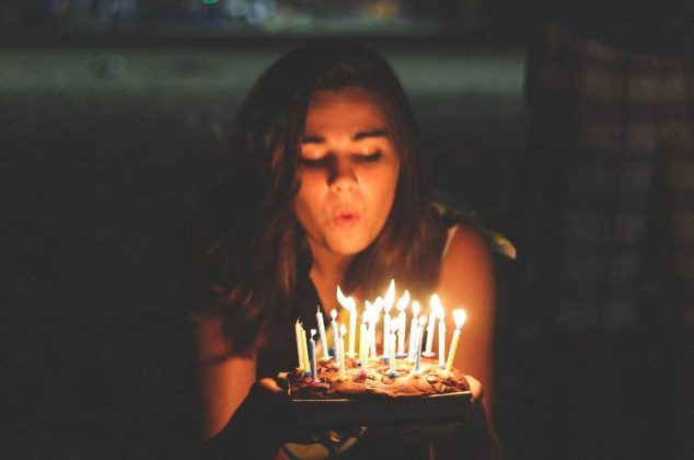 ¿Soplar las velas del pastel de cumpleaños es malo para la salud? Te lo aclaramos