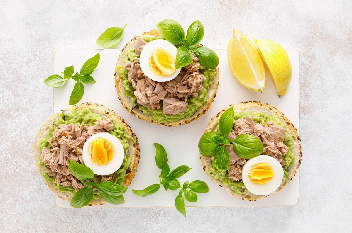Tostadas de atún al cilantro y huevo