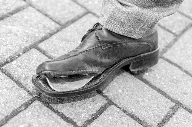 Estos zapatos escolares tienen piel y suela que se desgastan rápido, según Profeco