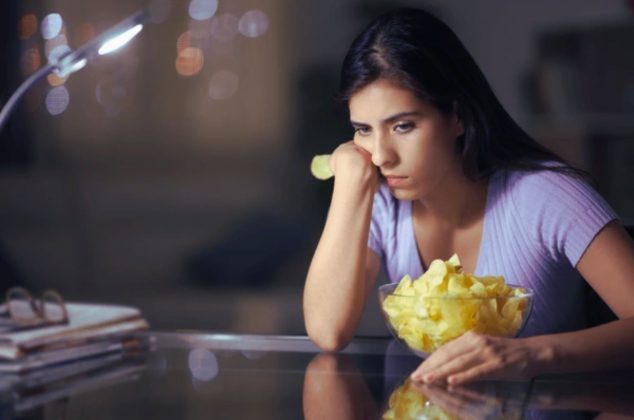 Los alimentos que la ciencia recomienda excluir de tu rutina diaria si tienes depresión y por qué