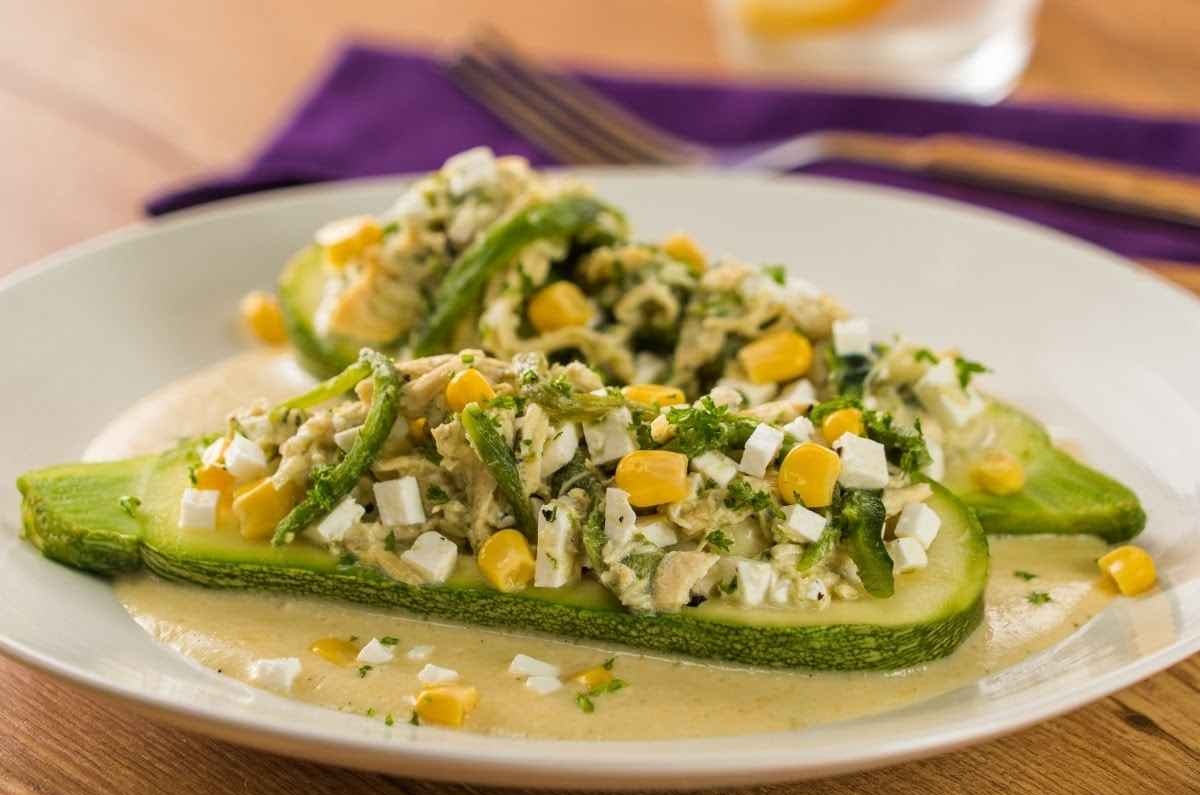 Receta de calabacitas rellenas de rajas con crema y queso