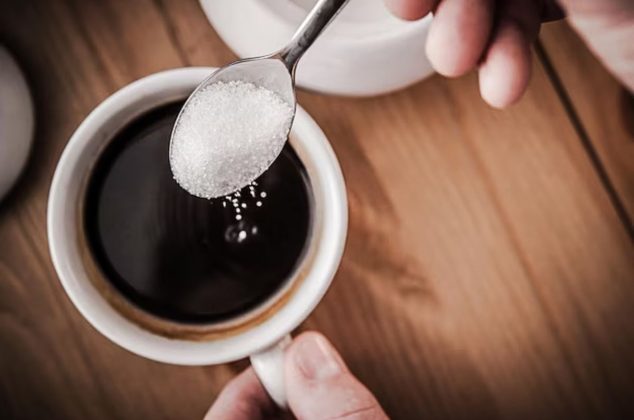 ¿Cuántas cucharadas de azúcar puedes poner en el café para no subir de peso? La OMS lo aclara
