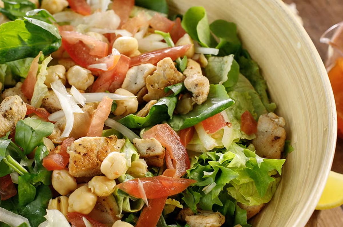 Ensalada de Garbanzos y Pollo Rostizado