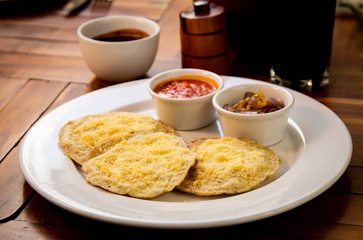 Huevos encamisados con salsa roja