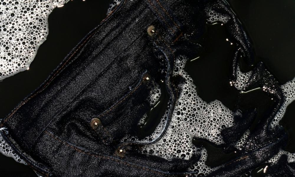 Lavar jeans negros
