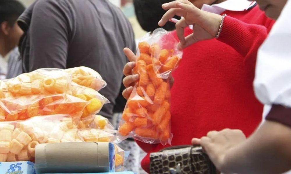 Ley prohíbe la comida chatarra en las escuelas