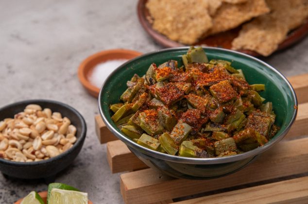 Botana mexicana de nopales cantineros con chicharrón crujiente